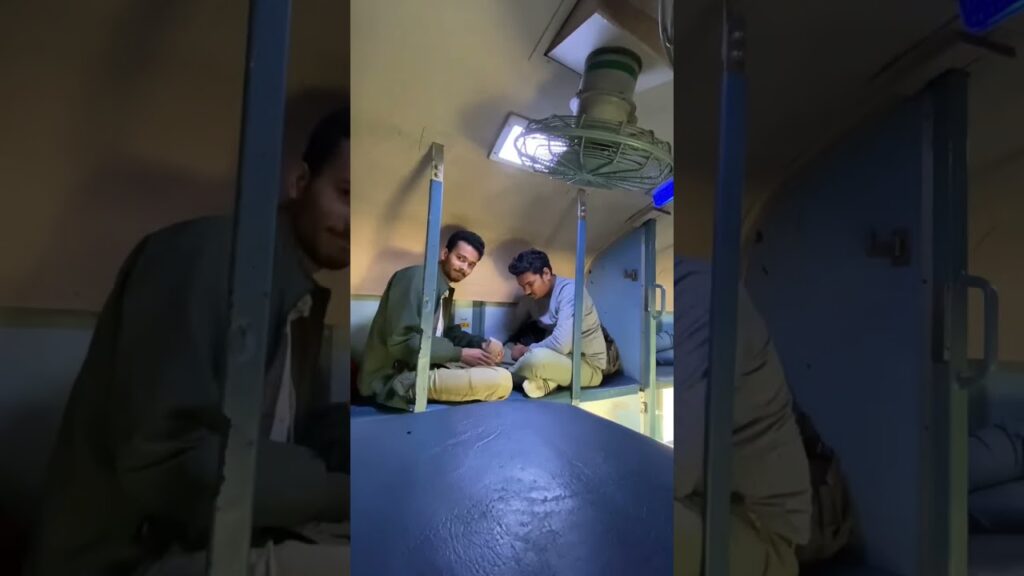 Chalti Train Me Pizza😂😂 #shortvideo #minivlog #shorts #pizza #travelvlog